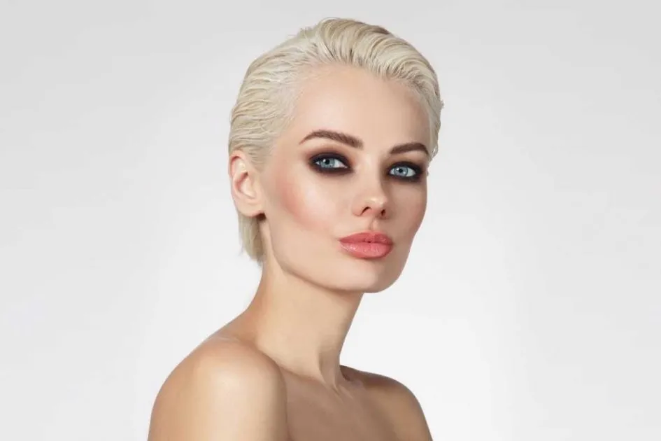 Women's blonde or platinum using it for a modern look with a wireless curtinhos