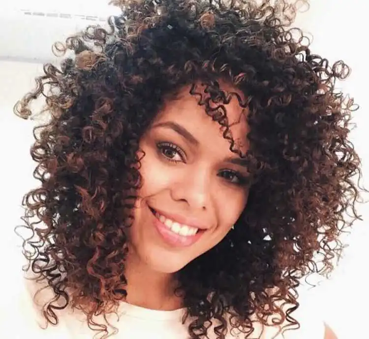 Medium cut with franjão lateral curly hair