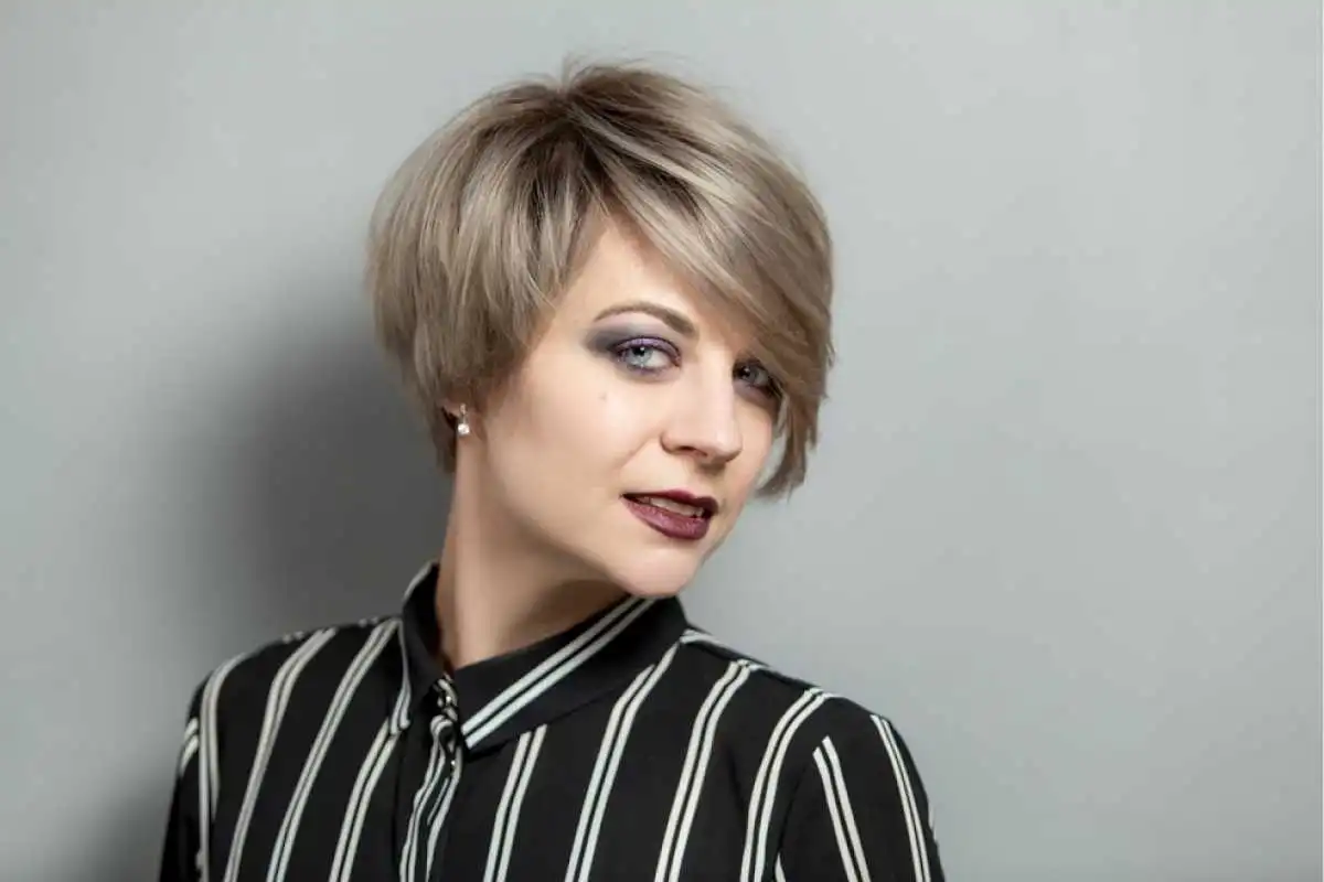 Coupe de cheveux pour les femmes avec un esprit jeune