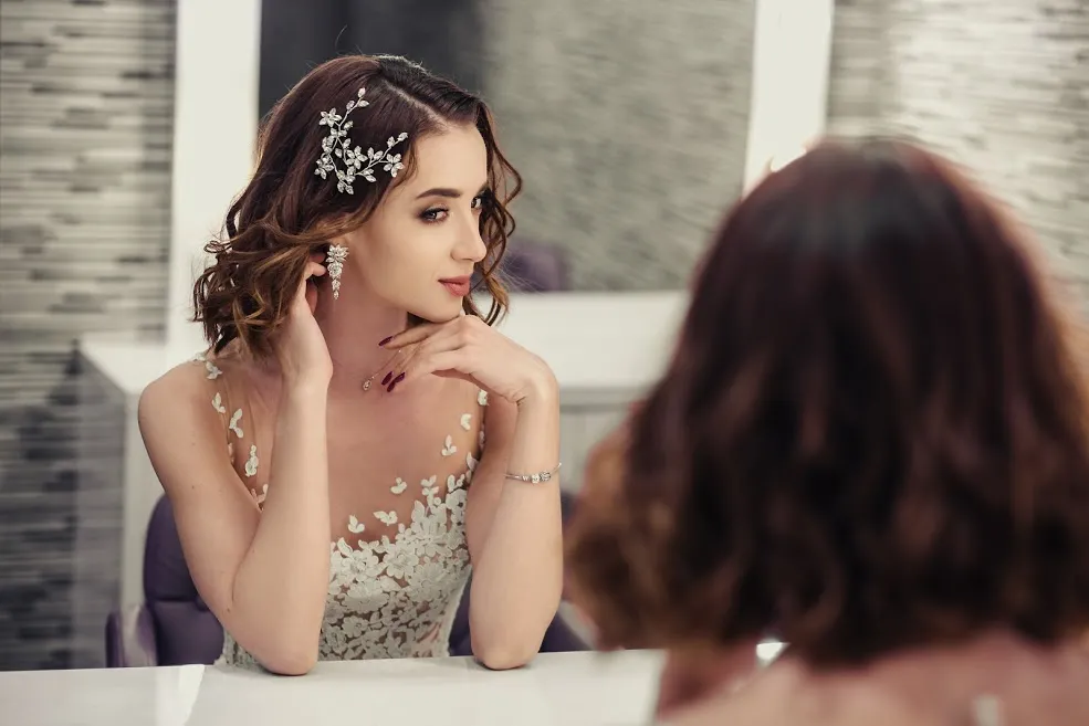 Une photo d'une jeune Mariée avec une coiffure Moyen