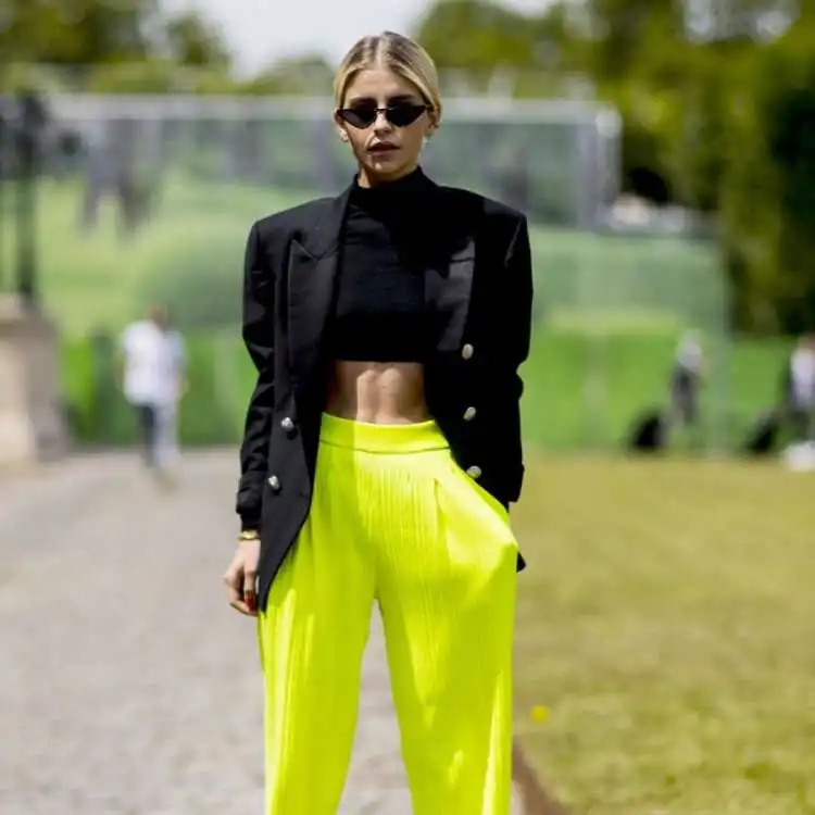 Calça amarelo neon ilustra bem a ousadia da moda para o inverno 2019.