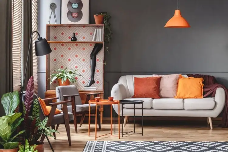 Room furniture with wallpaper and orange sofa, the foot of the group with cushions orange carpet, patterned frame using vinyl and a pendant lamp, orange