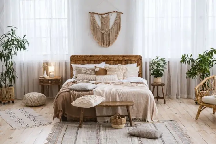 Bedroom style the boho com macramê na parede, bed, low pouf, knit rug, colorful, and plants