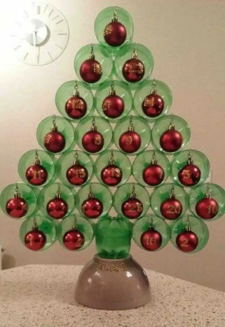 Garrafa pet e bolas de natal