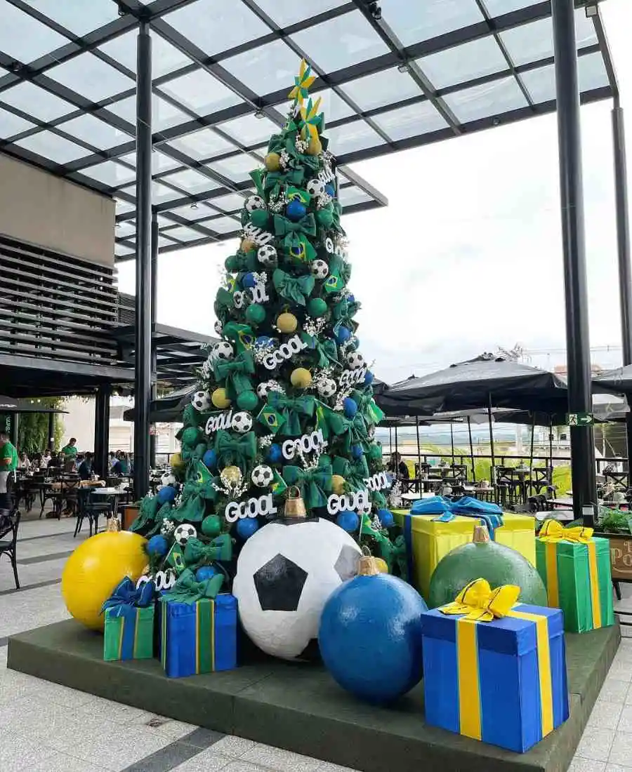 Imagem de árvore de Natal decorada com tema de Copa do Mundo.