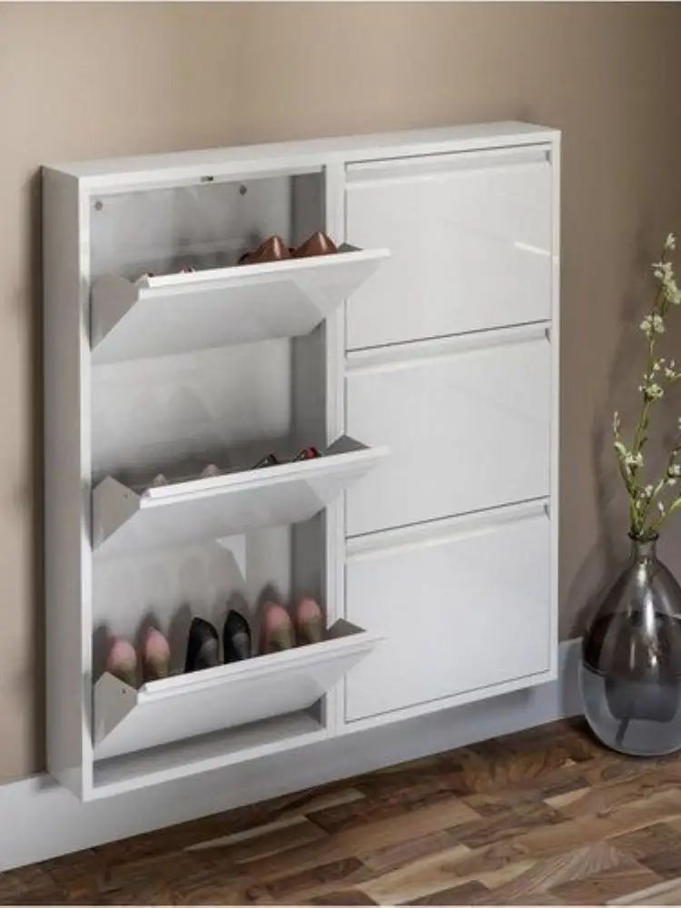 Faible profondeur de l'armoire, et discret pour magasin de chaussures. En fin de compte, il y a un vase transparent, avec un plan.