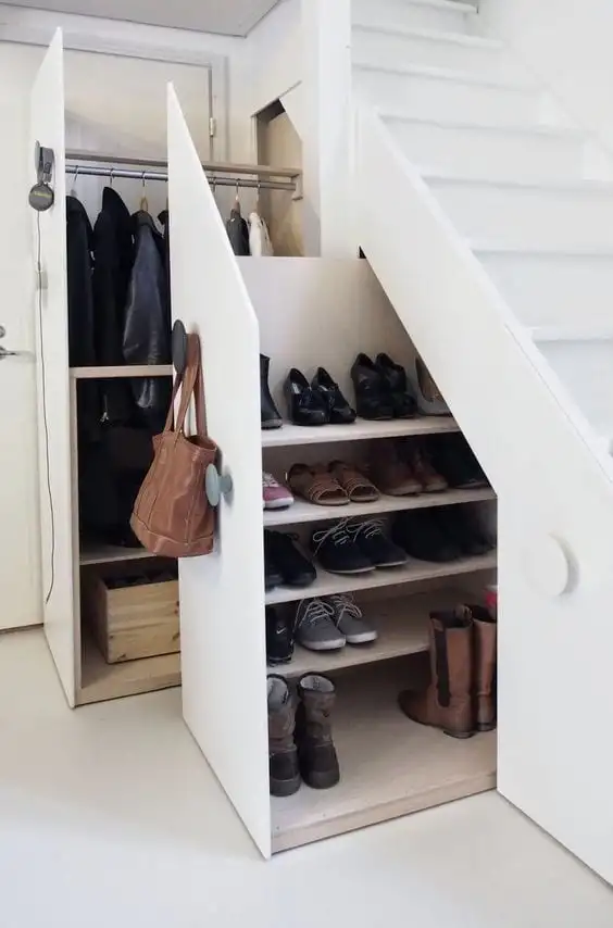 Chaussure organisateur construit dans l'escalier de blanc, ainsi que d'un ara vêtements. 