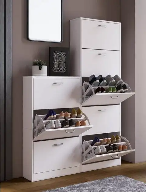 Armário branco usado como sapateira e  suporte para decoração, como vaso e quadro. 