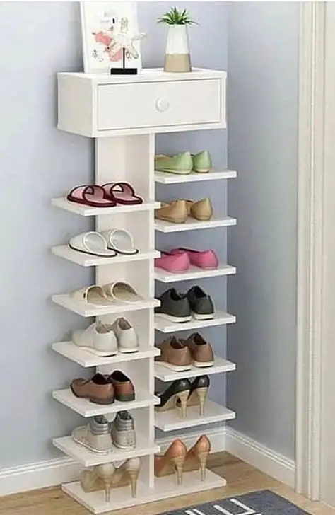 Chaussure rack exposés, constitué d'étagères, d'un blanc, et juste un tiroir à la partie supérieure. 