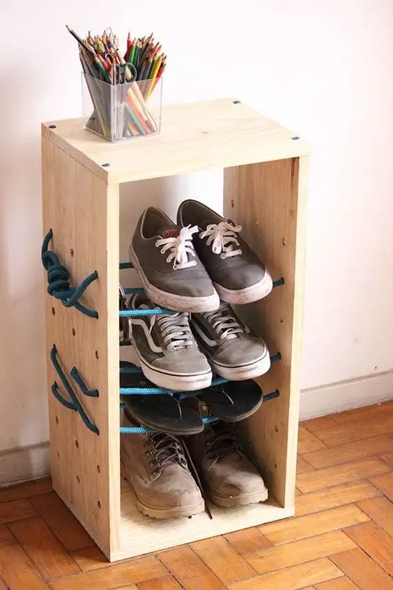 Une petite caisse de bois utilisé pour le stockage de chaussures. Comme la durée qu'ils ont été attachés à la corde. 