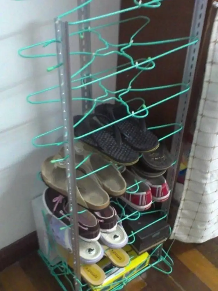 Chaussure rack de métal étagères et deux cintres, vert. En eux, car ils sont stockés sur certaines chaussures. 