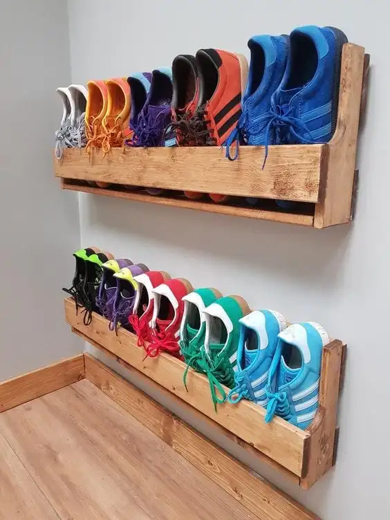 Des morceaux de palette de bois, fixé au mur avec les chaussures hommes que vous avez entré. 