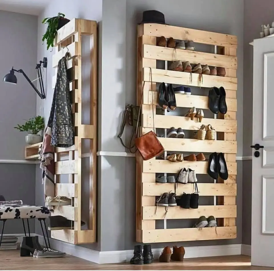 Chaussure rack de palettes en bois, rustique, disposées sur les deux côtés. 