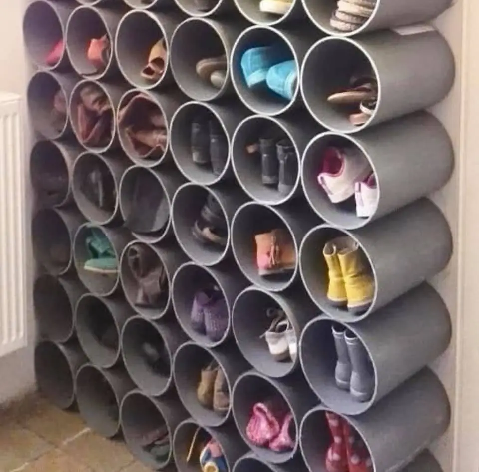 La partie de la conduite, de grandes PVC, disposés sur un mur avec les chaussures à l'intérieur.