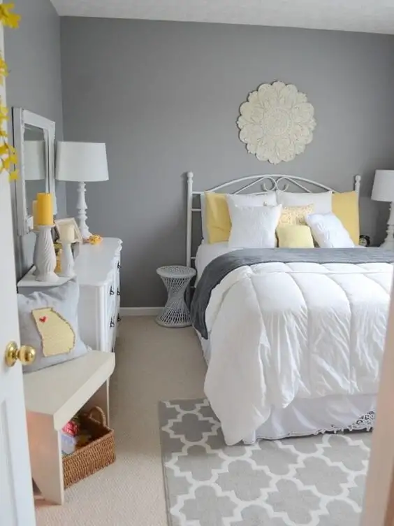 La decoración del dormitorio de su marido y de la mujer, con detalles en amarillo.