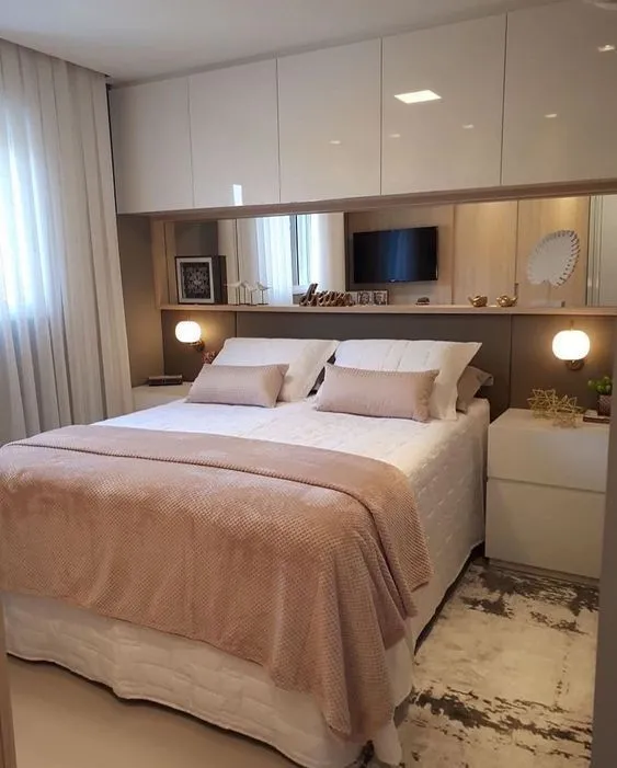 Habitación con cama de matrimonio neutral.