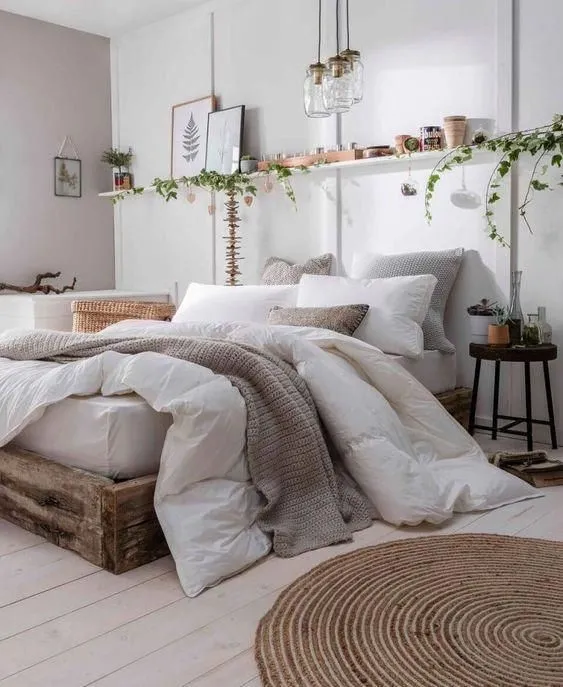 Cama de madera en el dormitorio de la pareja.