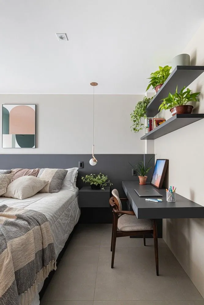 Quarto de casal com home office cinza-escuro e plantas