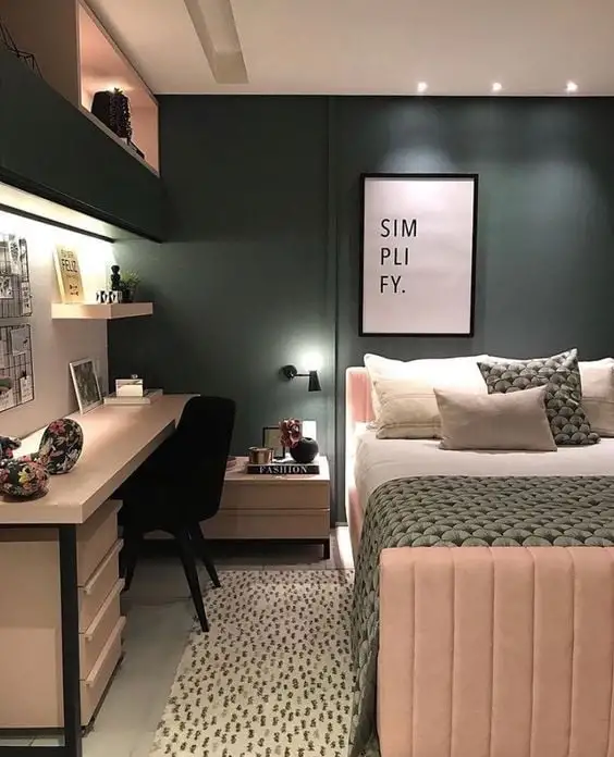 La decoración en negro y de color de rosa para el dormitorio de su marido y mujer.