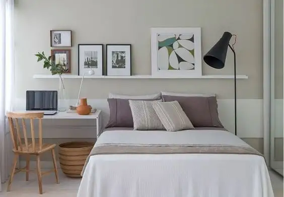 La decoración de la habitación de matrimonio, con tv de pantalla + mesa de oficina en casa