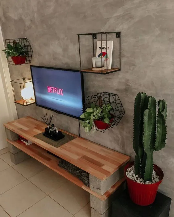 Sala estilo industrial, com plantas na decoração