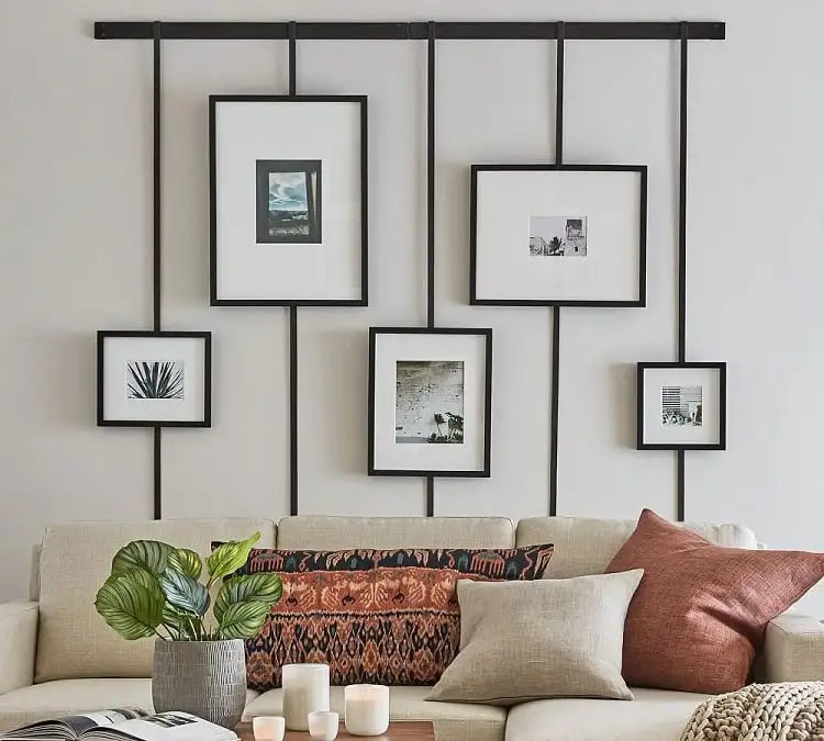 Foto de parede decorada com composição de quadros