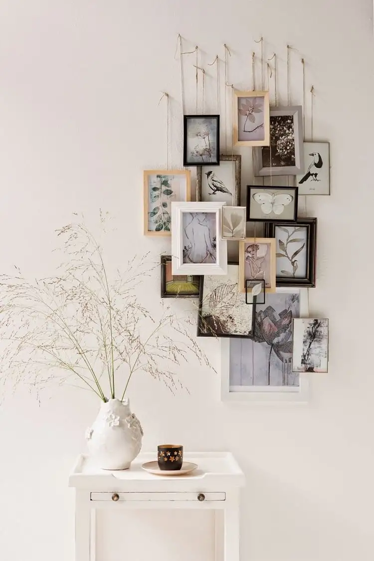 Foto de parede decorada com quadros