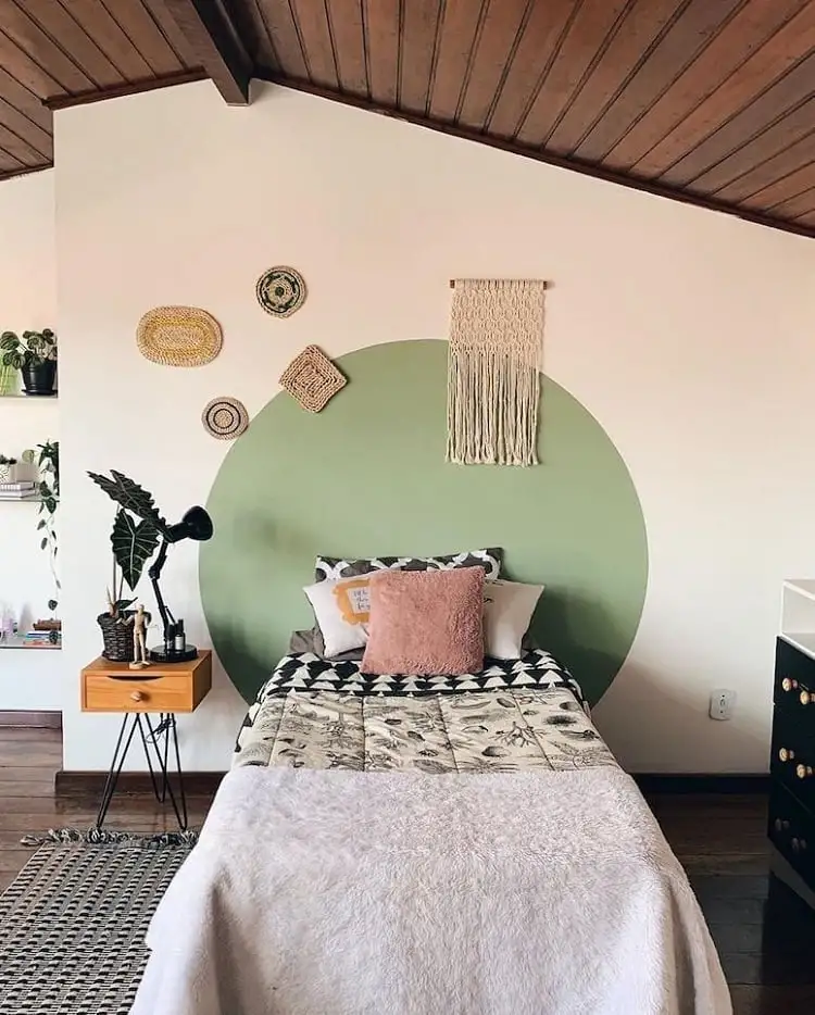 Foto de quarto com pintura de círculo verde na parede decorada