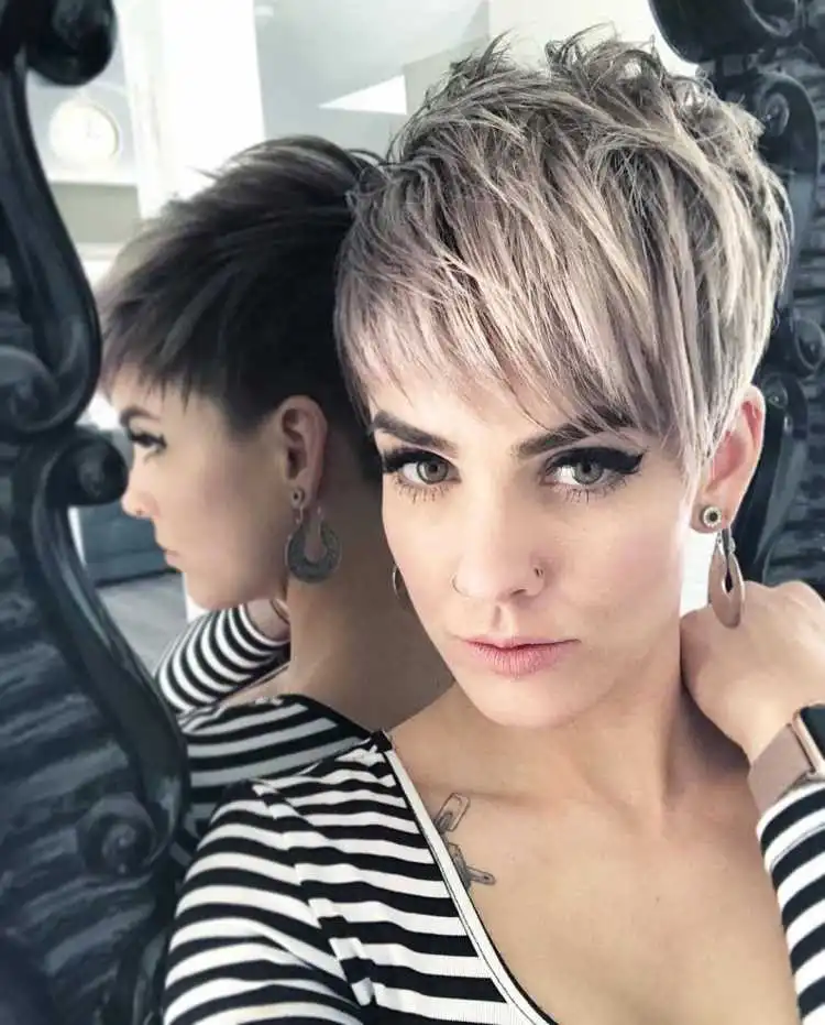 Pixie Coupe avec frange longue, c'est l'un des tribunaux, pour changer le look de 2019