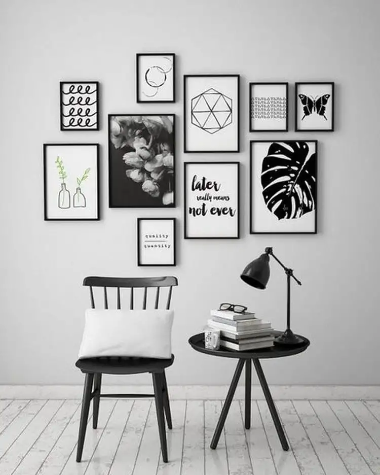 Foto de parede decorada com composição de quadros