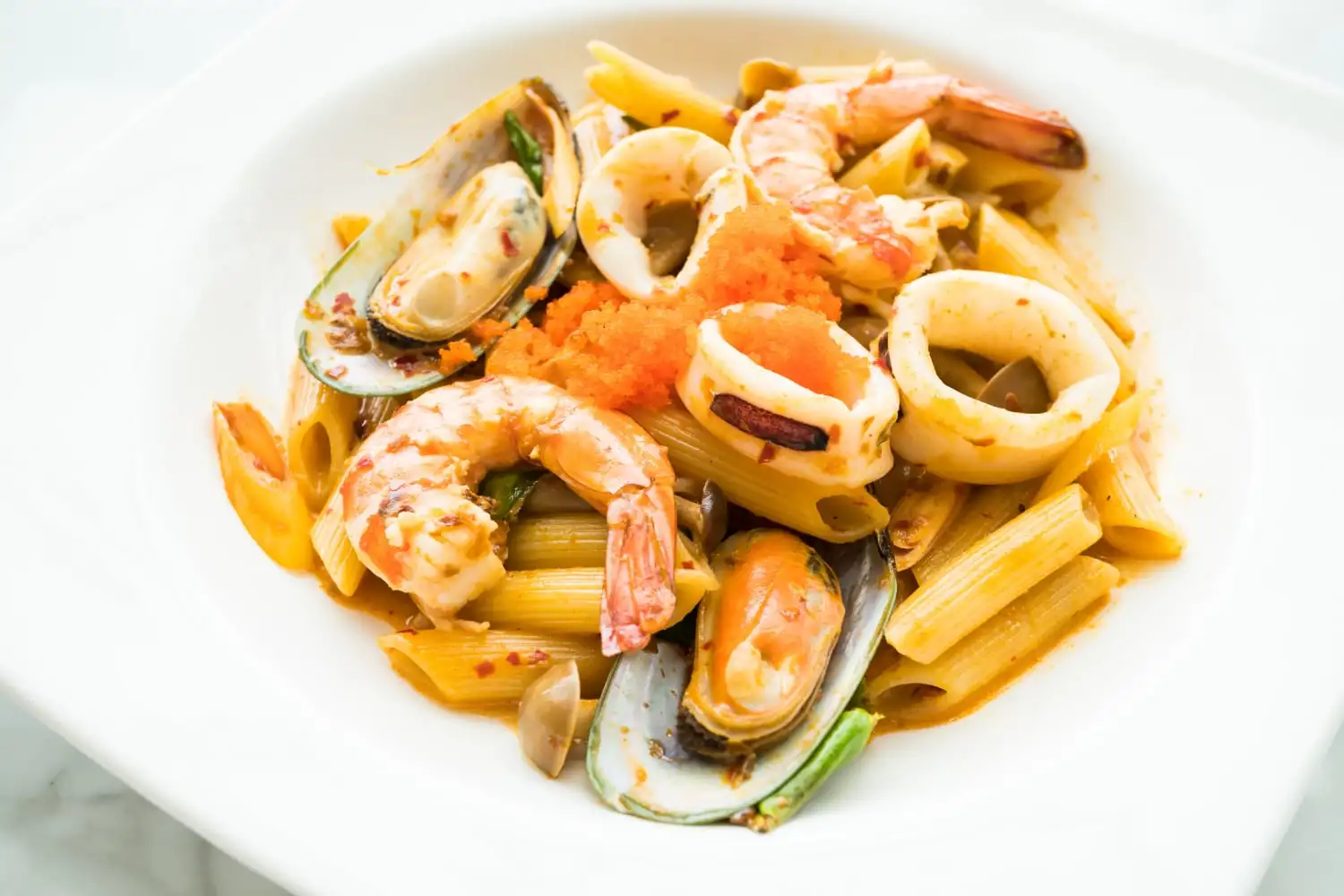 Prato servindo macarrão com frutos do mar como almoço de Páscoa