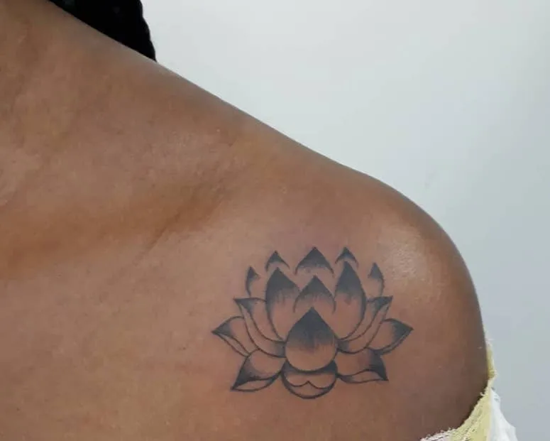 100 pictures of tattoo women's shoulder to get you in the groove