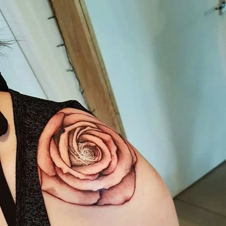 100 pictures of tattoo women's shoulder to get you in the groove