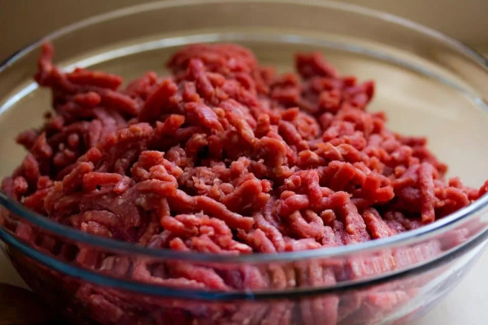 Bowl of ground beef in order to illustrate the roly-poly of the meat with the bacon