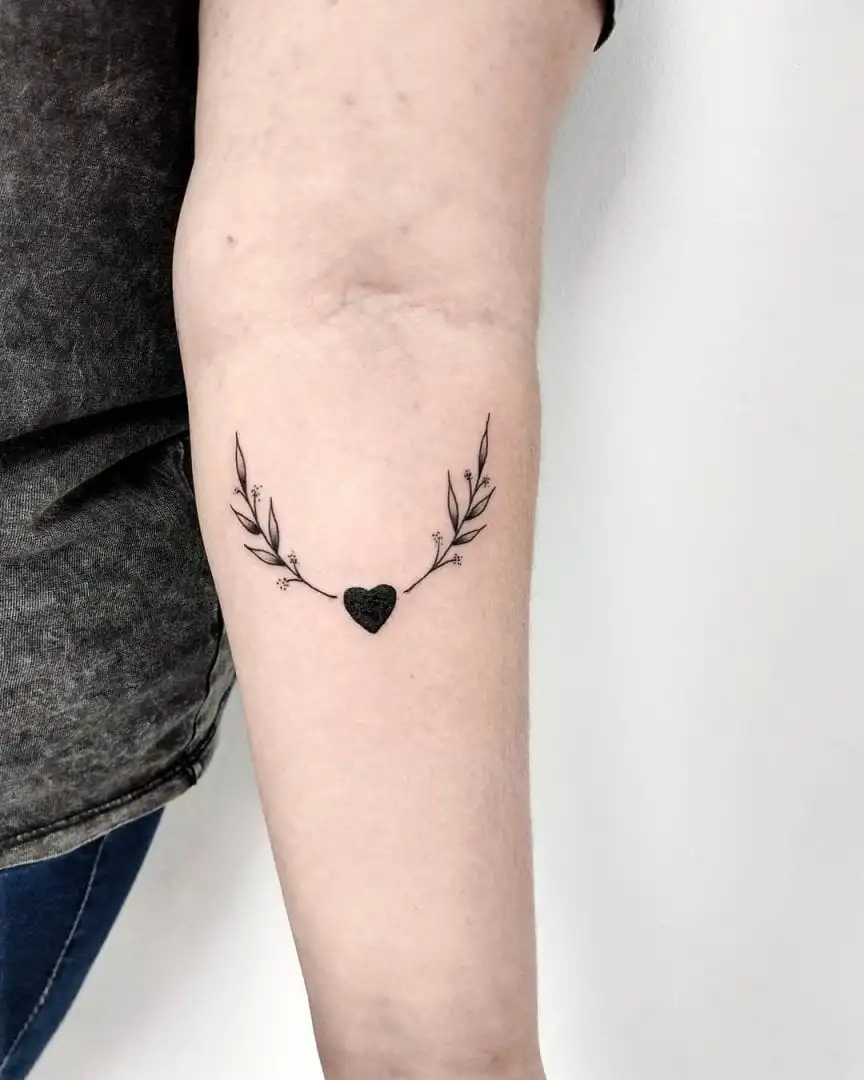 The tattoo of the heart: meanings, designs that are used + inspiration