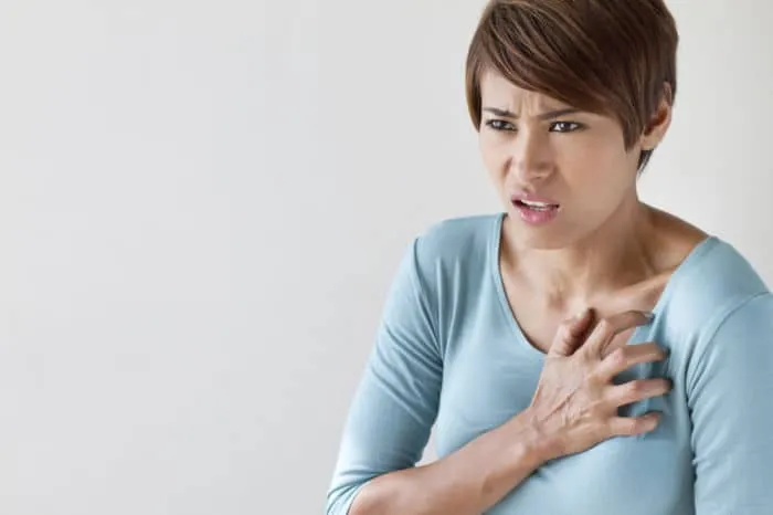 What are the symptoms of a heart attack in a woman