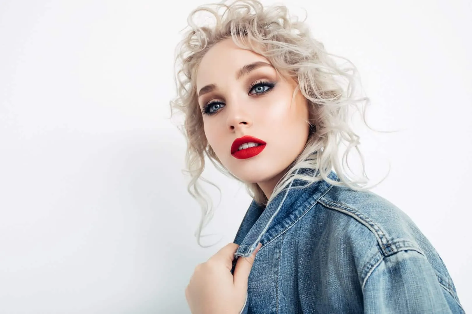 Platinum blonde is the trend of 2019, but the hair requires some care