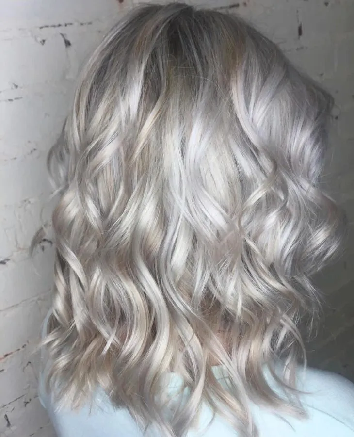 Pearly blonde, the perfect option for those who are tired of platinum blonde