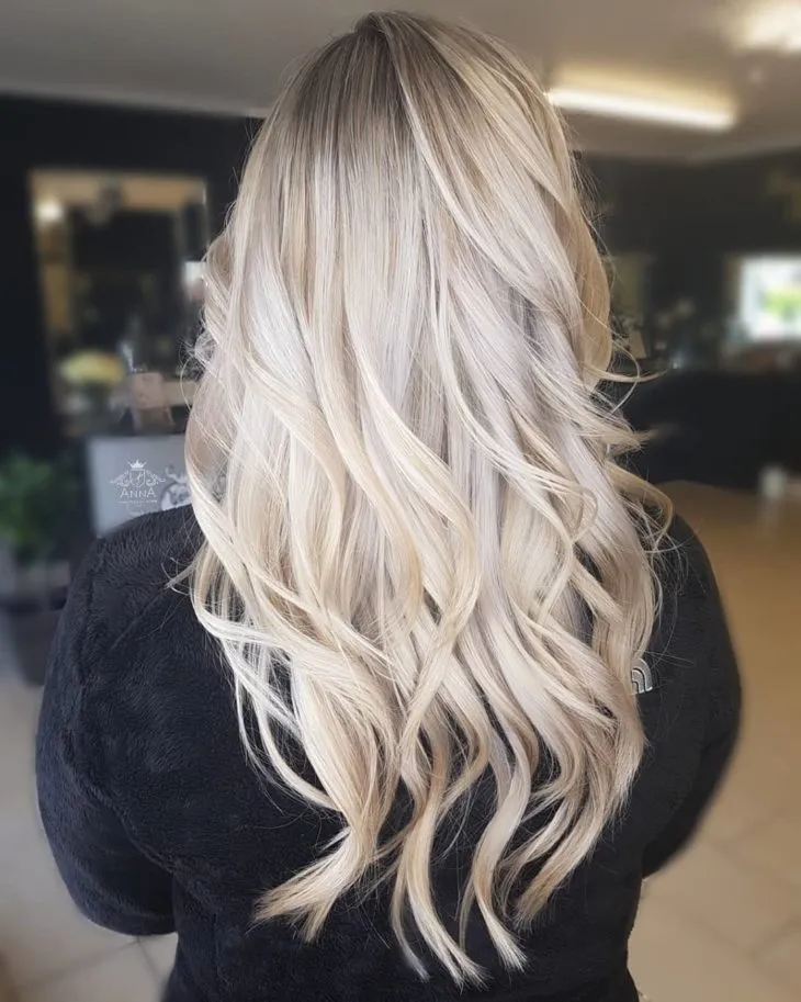 Pearly blonde, the perfect option for those who are tired of platinum blonde