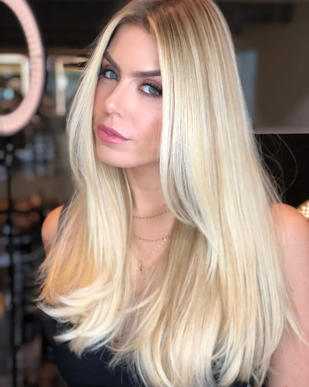 Pearly blonde, the perfect option for those who are tired of platinum blonde