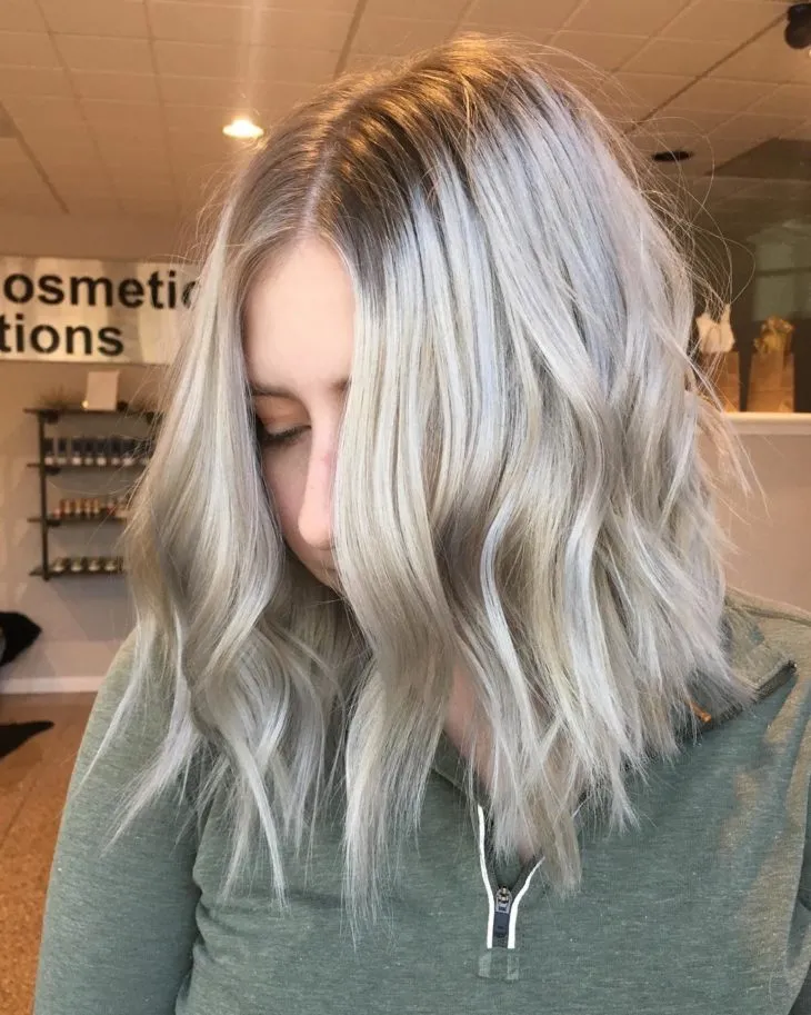 Pearly blonde, the perfect option for those who are tired of platinum blonde