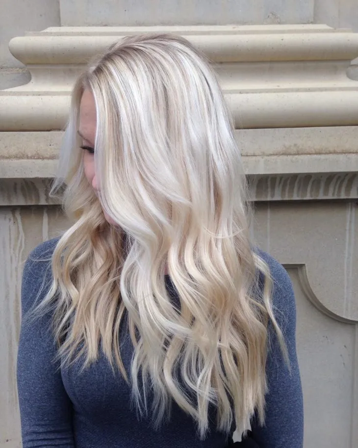 Pearly blonde, the perfect option for those who are tired of platinum blonde