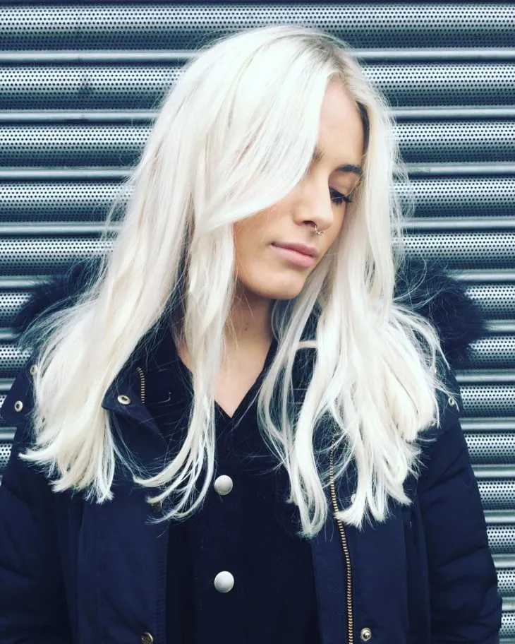 Pearly blonde, the perfect option for those who are tired of platinum blonde