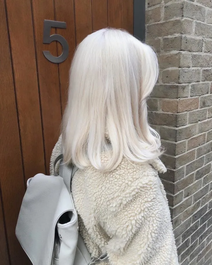 Pearly blonde, the perfect option for those who are tired of platinum blonde