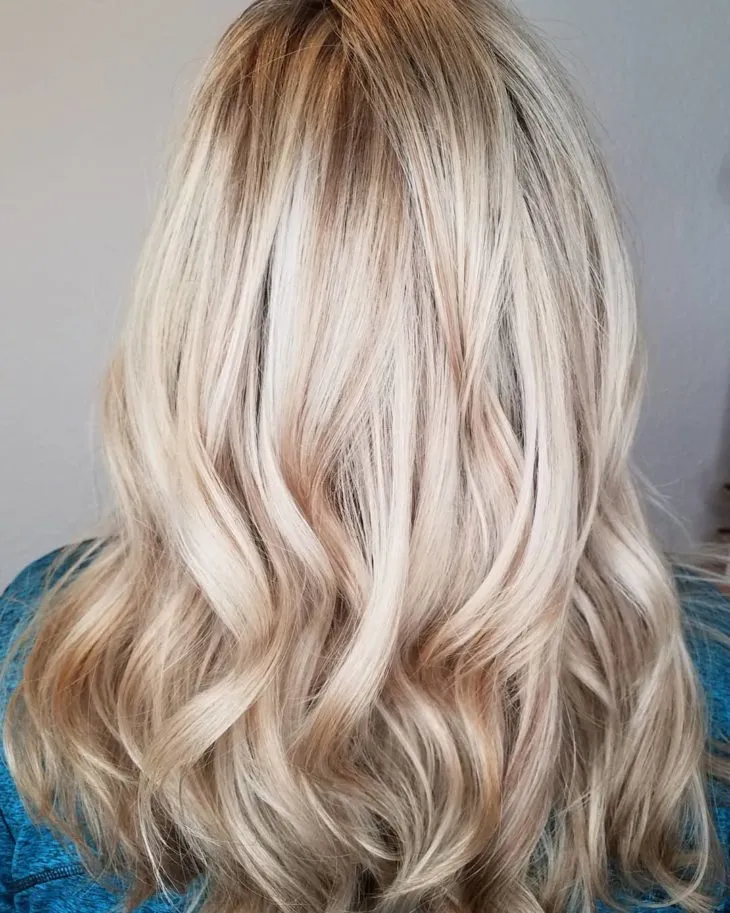 Pearly blonde, the perfect option for those who are tired of platinum blonde