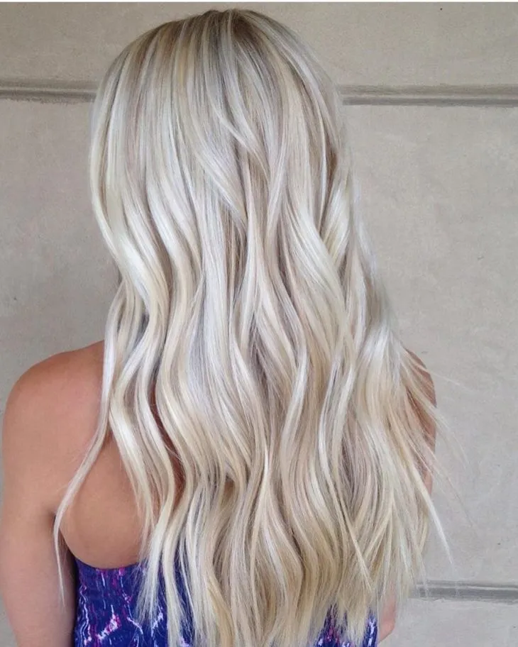 Pearly blonde, the perfect option for those who are tired of platinum blonde