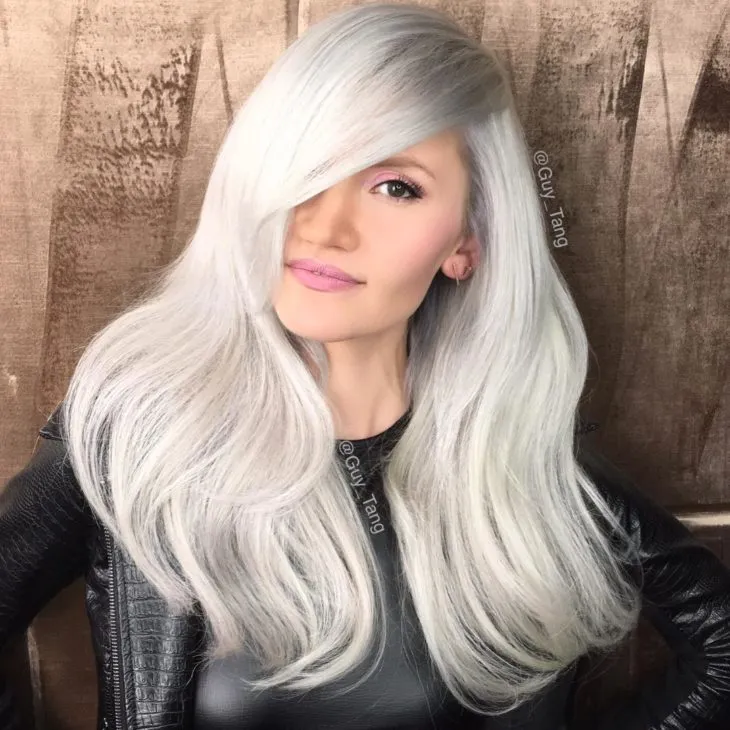 Pearly blonde, the perfect option for those who are tired of platinum blonde