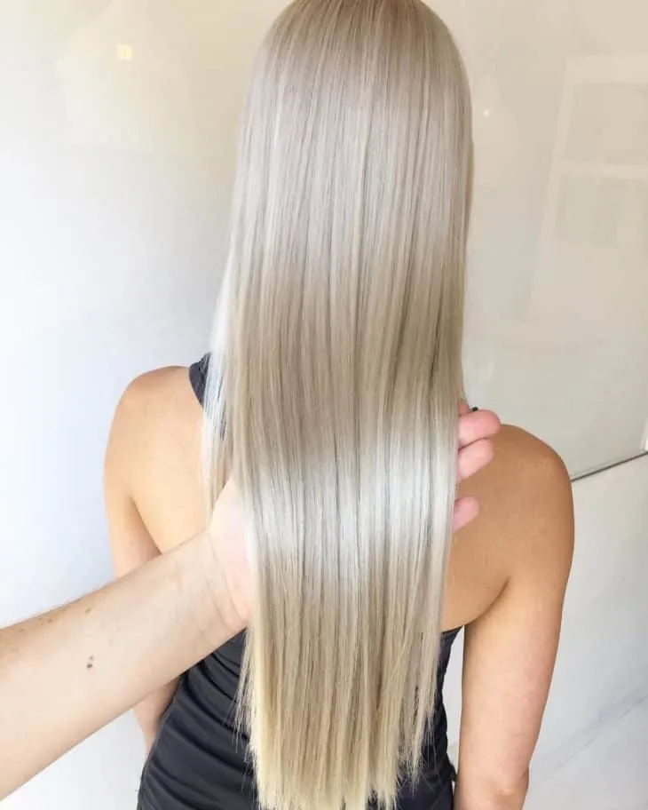 Pearly blonde, the perfect option for those who are tired of platinum blonde