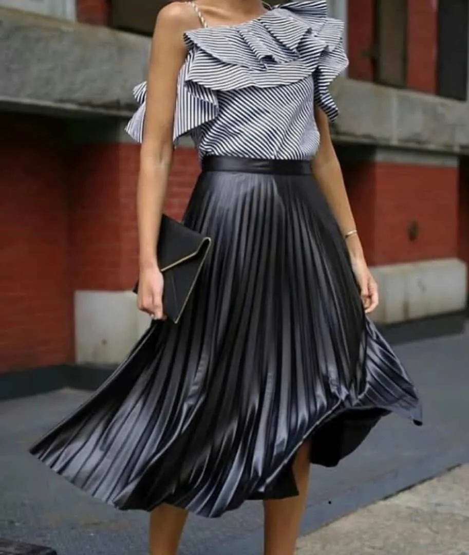 Learn how to create looks with a pleated skirt