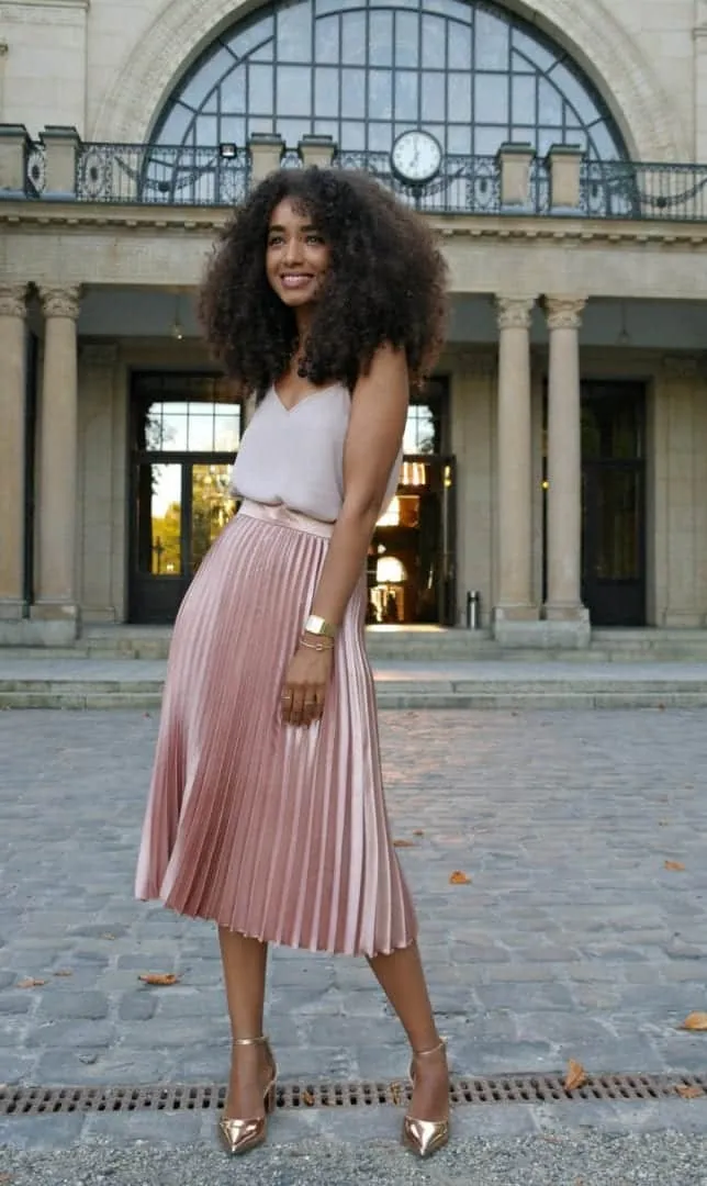 Learn how to create looks with a pleated skirt